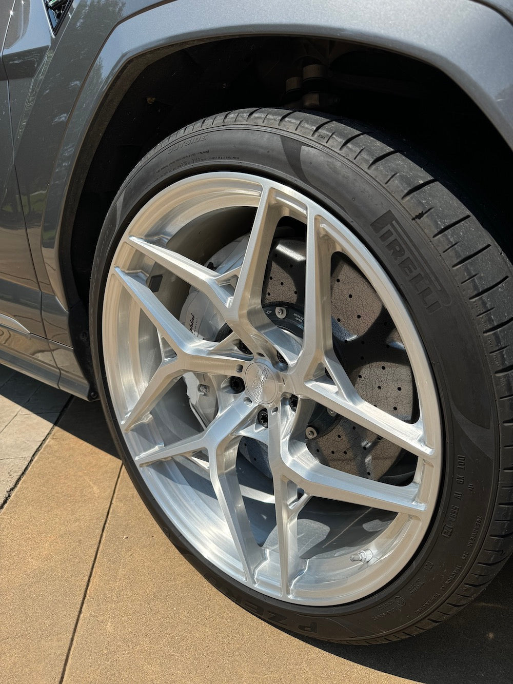 Litespeed VR5 Wheel Lamborghini urus Gray Front Closeup Image